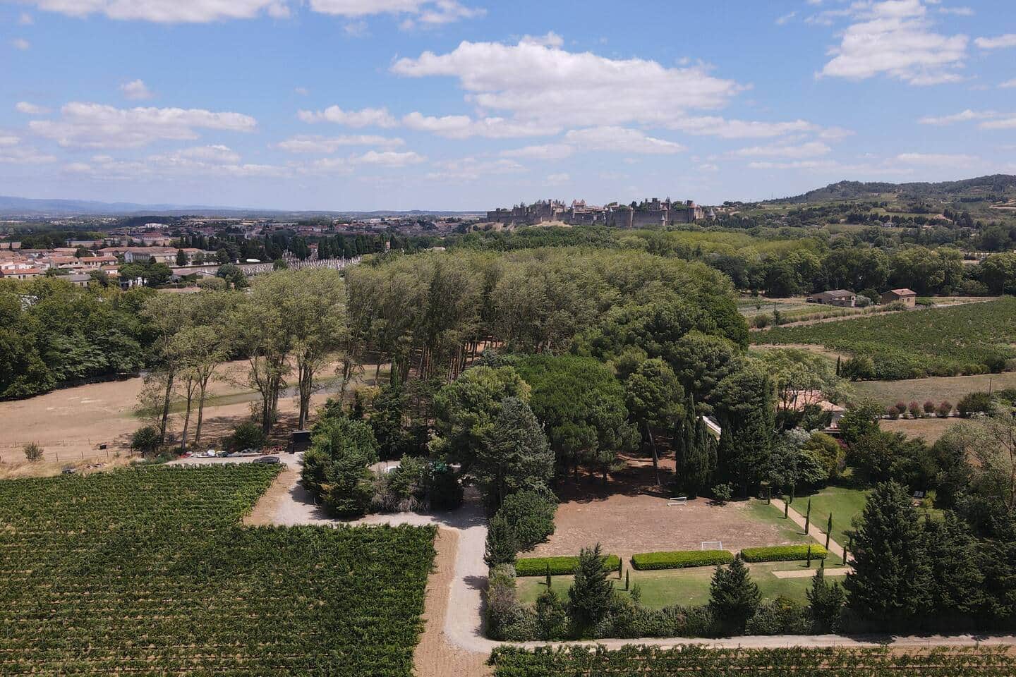 Domaine de la Jasso z drona, w tle mury Cité de Carcassonne