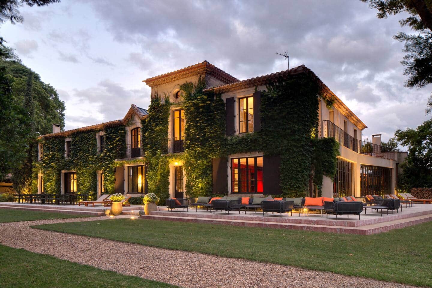 Domaine de la Jasso o zmierzchu, w tle oświetlone mury Cité de Carcassonne