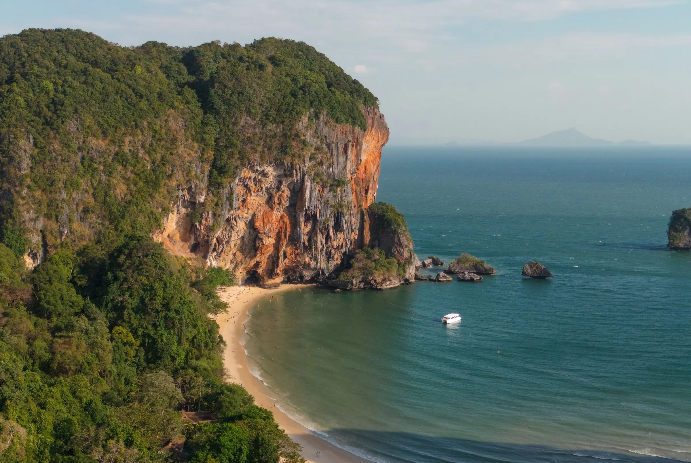 Krabi: zatoka z piaszczystą plażą pod wapiennym klifem porośniętym dżunglą