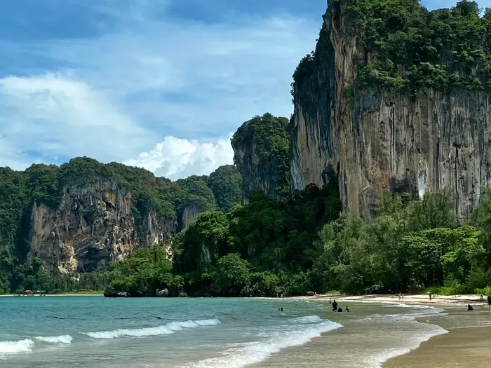 Railay Beach: piaszczysta plaża pod ścianą wapiennego klifu