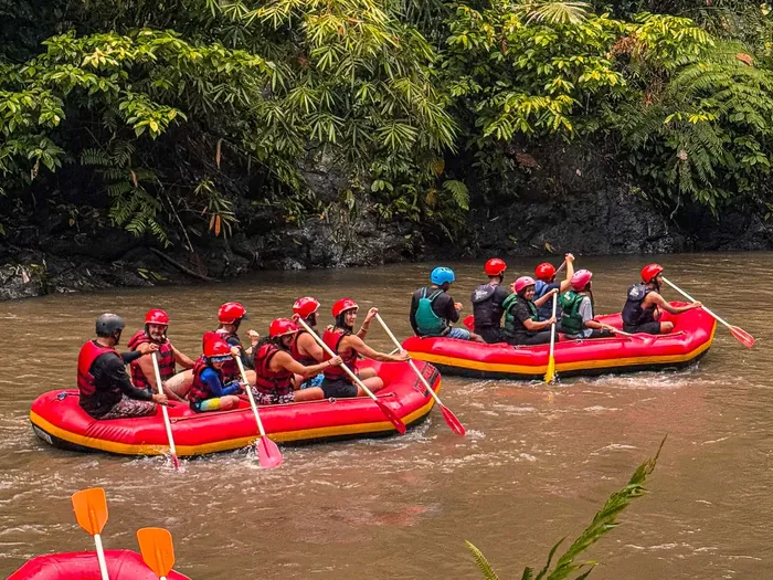 Rafting: pontony na rzece płynącej przez dżunglę