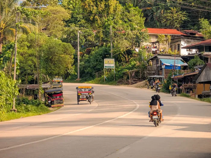 Lokalna droga z motocyklami i tuk-tukami