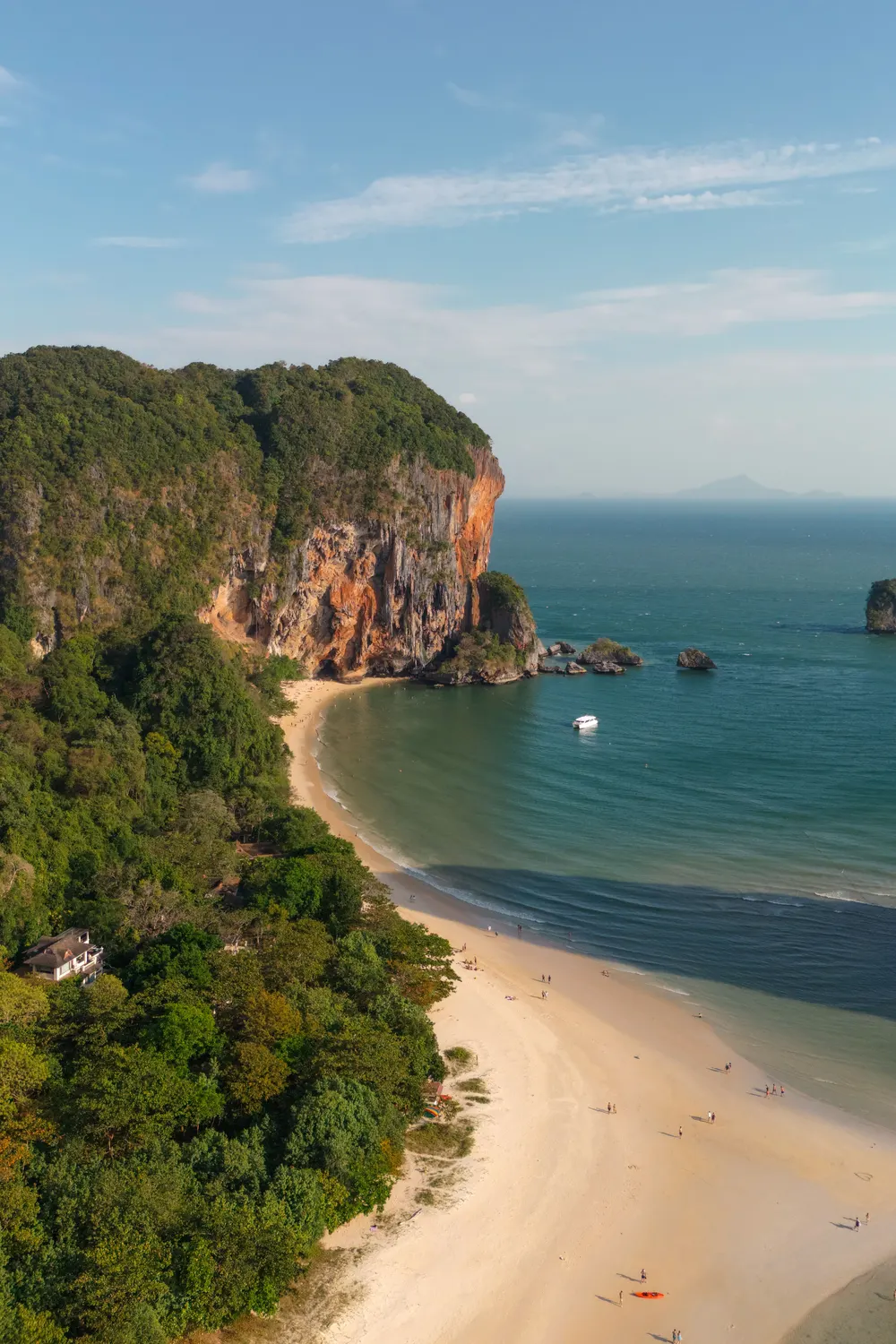 Krabi: wapienny klif nad zatoką Morza Andamańskiego