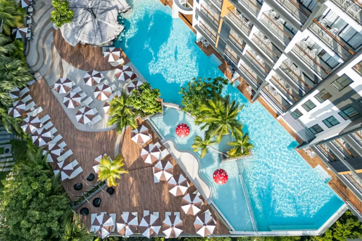 Basen hotelowy z tarasem i palmami