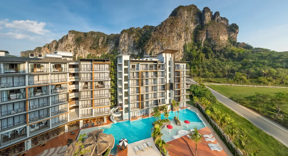 Sea Seeker Krabi Resort z lotu ptaka, basen u stóp wapiennego klifu
