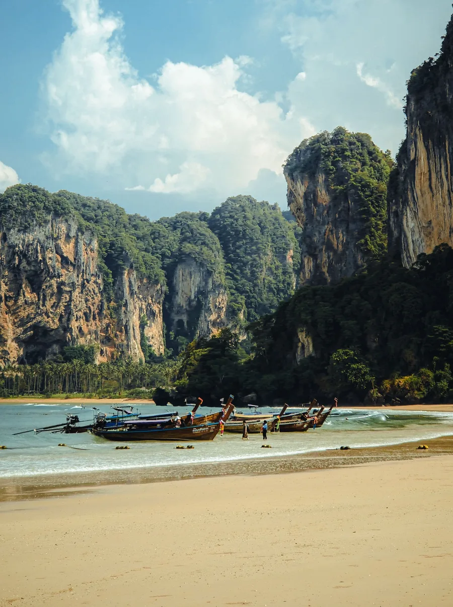 Railay Beach: łodzie longtail przy brzegu pod ścianami wapiennych klifów